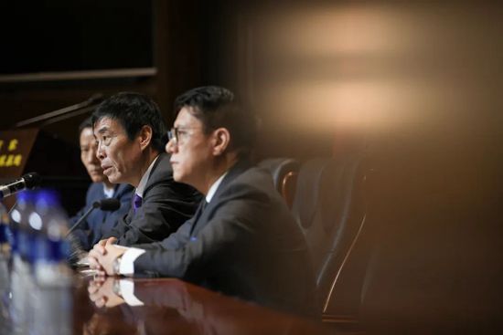 《芳华的应对》以赵小亭短暂而光辉的平生为主线，记实了她在爱心城市如皋的爱心空气陶冶下成长、成才，普通真实而又凸显人道辉煌的动人故事。《芳华的应对》全数演员均为自愿者，是我国首部自愿者参演自愿者题材的影片。